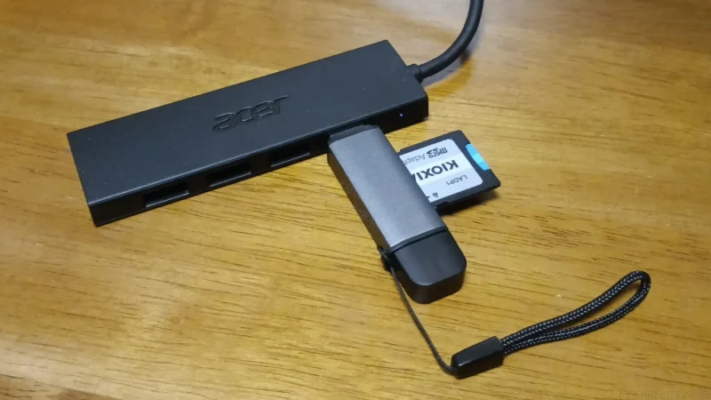 USBハブとUSBカードリーダーに接続されたmicroSDカード