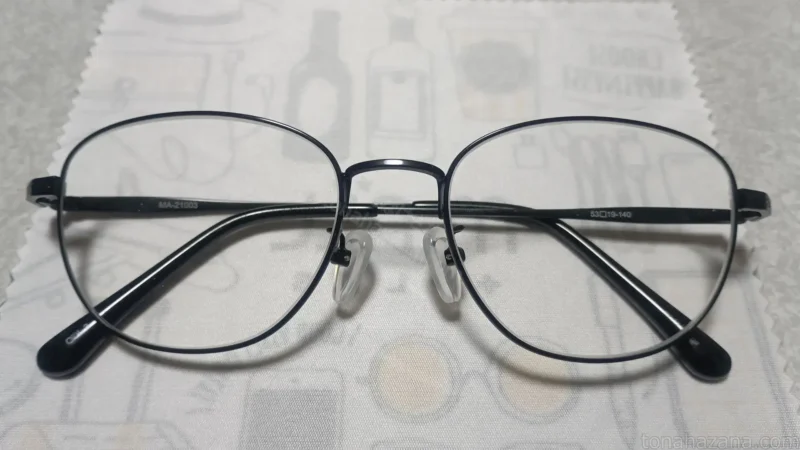 テンプルをたたんだ状態のメガネ