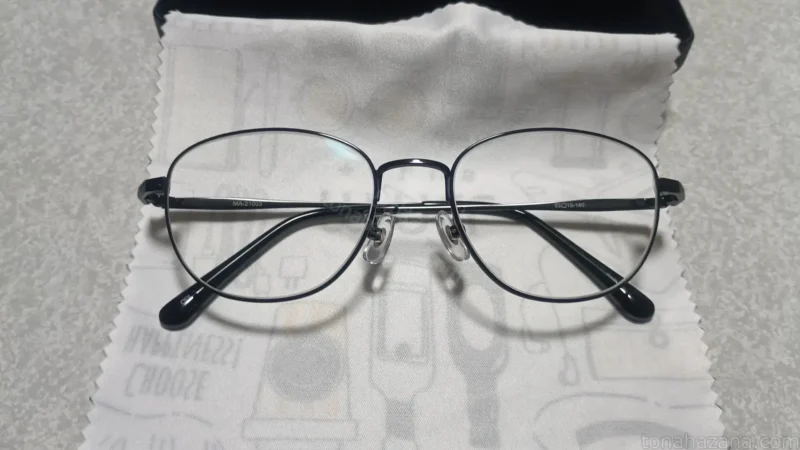 テンプルをたたんだ状態のメガネ